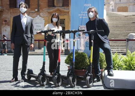 Roma, Italie. 06e juin 2020. Roma 6 giugno 2020: Il sindaco di Roma Virginia Raggi Stremura in Piazza di Spagna sotto la scalinata di trinità dei Monti, il nuovo sistema di mobilità sostenibile in monopattino della DOTT in modalità sharing, la flotta di monopattini arriva sino ai 1000 pezzi a Roma crédit: Agence photo indépendante/Alamy Live News Banque D'Images