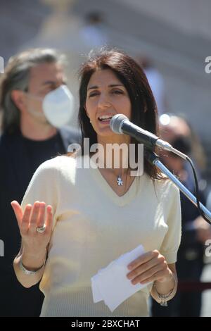 Roma, Italie. 06e juin 2020. Roma 6 giugno 2020: Il sindaco di Roma Virginia Raggi Stremura in Piazza di Spagna sotto la scalinata di trinità dei Monti, il nuovo sistema di mobilità sostenibile in monopattino della DOTT in modalità sharing, la flotta di monopattini arriva sino ai 1000 pezzi a Roma crédit: Agence photo indépendante/Alamy Live News Banque D'Images
