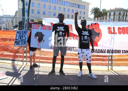 Naples, Italie. 06e juin 2020. Manifestation pacifique devant le consulat américain pour demander justice à George Floyd est mort à Minneapolis le 25 mai 2020 en raison d'une arrestation violente par un policier . Un moment de protestation pour dire non à toutes les formes de racisme et de violence à l'encontre des civils par la police. Une façon de dire qu'il n'y a pas de différence entre le blanc et le noir. (Photo de Pasquale Senatore/Pacific Press) crédit: Pacific Press Agency/Alay Live News Banque D'Images