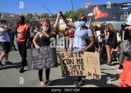 Naples, Italie. 06e juin 2020. Manifestation pacifique devant le consulat américain pour demander justice à George Floyd est mort à Minneapolis le 25 mai 2020 en raison d'une arrestation violente par un policier . Un moment de protestation pour dire non à toutes les formes de racisme et de violence à l'encontre des civils par la police. Une façon de dire qu'il n'y a pas de différence entre le blanc et le noir. (Photo de Pasquale Senatore/Pacific Press) crédit: Pacific Press Agency/Alay Live News Banque D'Images