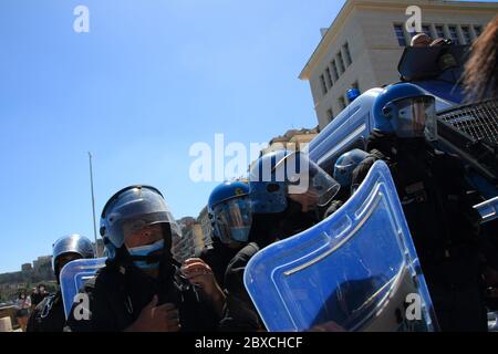 Naples, Italie. 06e juin 2020. Manifestation pacifique devant le consulat américain pour demander justice à George Floyd est mort à Minneapolis le 25 mai 2020 en raison d'une arrestation violente par un policier . Un moment de protestation pour dire non à toutes les formes de racisme et de violence à l'encontre des civils par la police. Une façon de dire qu'il n'y a pas de différence entre le blanc et le noir. (Photo de Pasquale Senatore/Pacific Press) crédit: Pacific Press Agency/Alay Live News Banque D'Images