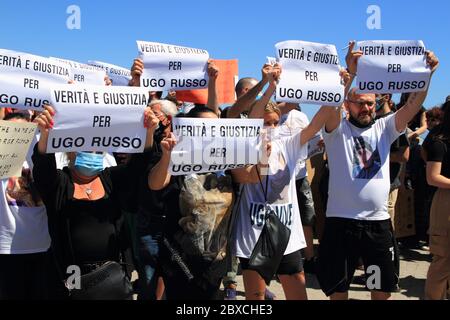 Naples, Italie. 06e juin 2020. Manifestation pacifique devant le consulat américain pour demander justice à George Floyd est mort à Minneapolis le 25 mai 2020 en raison d'une arrestation violente par un policier . Un moment de protestation pour dire non à toutes les formes de racisme et de violence à l'encontre des civils par la police. Une façon de dire qu'il n'y a pas de différence entre le blanc et le noir. (Photo de Pasquale Senatore/Pacific Press) crédit: Pacific Press Agency/Alay Live News Banque D'Images