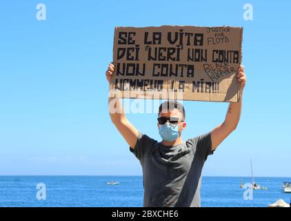 Naples, Italie. 06e juin 2020. Manifestation pacifique devant le consulat américain pour demander justice à George Floyd est mort à Minneapolis le 25 mai 2020 en raison d'une arrestation violente par un policier . Un moment de protestation pour dire non à toutes les formes de racisme et de violence à l'encontre des civils par la police. Une façon de dire qu'il n'y a pas de différence entre le blanc et le noir. (Photo de Pasquale Senatore/Pacific Press) crédit: Pacific Press Agency/Alay Live News Banque D'Images