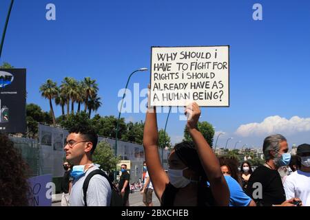 Naples, Italie. 06e juin 2020. Manifestation pacifique devant le consulat américain pour demander justice à George Floyd est mort à Minneapolis le 25 mai 2020 en raison d'une arrestation violente par un policier . Un moment de protestation pour dire non à toutes les formes de racisme et de violence à l'encontre des civils par la police. Une façon de dire qu'il n'y a pas de différence entre le blanc et le noir. (Photo de Pasquale Senatore/Pacific Press) crédit: Pacific Press Agency/Alay Live News Banque D'Images