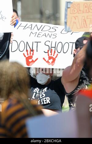 6 juin 2020, London Ontario Canada. Les Black Lives Matter protestent dans les rues de London Ontario Canada, à côté du parc Victoria. Luke Durda/Alay Banque D'Images