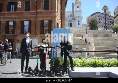 Roma, Italie. 06e juin 2020. Roma 6 giugno 2020: Il sindaco di Roma Virginia Raggi Stremura in Piazza di Spagna sotto la scalinata di trinità dei Monti, il nuovo sistema di mobilità sostenibile in monopattino della DOTT in modalità sharing, la flotta di monopattini arriva sino ai 1000 pezzi a Roma crédit: Agence photo indépendante/Alamy Live News Banque D'Images