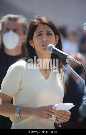 Roma, Italie. 06e juin 2020. Roma 6 giugno 2020: Il sindaco di Roma Virginia Raggi Stremura in Piazza di Spagna sotto la scalinata di trinità dei Monti, il nuovo sistema di mobilità sostenibile in monopattino della DOTT in modalità sharing, la flotta di monopattini arriva sino ai 1000 pezzi a Roma crédit: Agence photo indépendante/Alamy Live News Banque D'Images