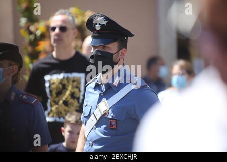 Roma, Italie. 06e juin 2020. Roma 6 giugno 2020: Il sindaco di Roma Virginia Raggi Stremura in Piazza di Spagna sotto la scalinata di trinità dei Monti, il nuovo sistema di mobilità sostenibile in monopattino della DOTT in modalità sharing, la flotta di monopattini arriva sino ai 1000 pezzi a Roma crédit: Agence photo indépendante/Alamy Live News Banque D'Images