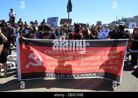 Naples, Italie. 06e juin 2020. Manifestation pacifique devant le consulat américain pour demander justice à George Floyd est mort à Minneapolis le 25 mai 2020 en raison d'une arrestation violente par un policier . Un moment de protestation pour dire non à toutes les formes de racisme et de violence à l'encontre des civils par la police. Une façon de dire qu'il n'y a pas de différence entre le blanc et le noir. (Photo de Pasquale Senatore/Pacific Press) crédit: Pacific Press Agency/Alay Live News Banque D'Images