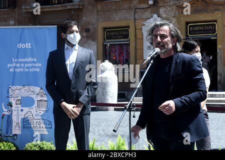 Roma, Italie. 06e juin 2020. Le maire de Rome, Virginia Raggi aujourd'hui, sur la Piazza di Spagna, a inauguré le nouveau service de location de scooters électriques. Crédit: SPP Sport presse photo. /Actualités en direct d'Alay Banque D'Images