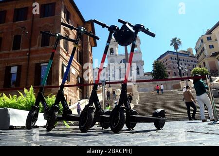 Roma, Italie. 06e juin 2020. Le maire de Rome, Virginia Raggi aujourd'hui, sur la Piazza di Spagna, a inauguré le nouveau service de location de scooters électriques. Crédit: SPP Sport presse photo. /Actualités en direct d'Alay Banque D'Images