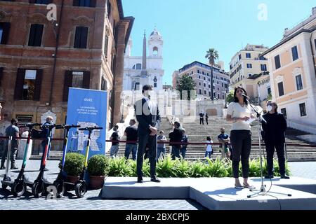 Roma, Italie. 06e juin 2020. Le maire de Rome, Virginia Raggi aujourd'hui, sur la Piazza di Spagna, a inauguré le nouveau service de location de scooters électriques. Crédit: SPP Sport presse photo. /Actualités en direct d'Alay Banque D'Images