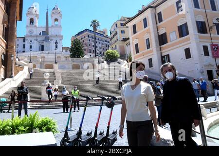 Roma, Italie. 06e juin 2020. Le maire de Rome, Virginia Raggi aujourd'hui, sur la Piazza di Spagna, a inauguré le nouveau service de location de scooters électriques. Crédit: SPP Sport presse photo. /Actualités en direct d'Alay Banque D'Images