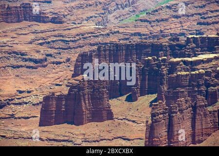 Vue aérienne du canyon et du fleuve Colorado depuis Grand View point dans le parc national de Canyonlands, Moab, Utah, États-Unis. Banque D'Images