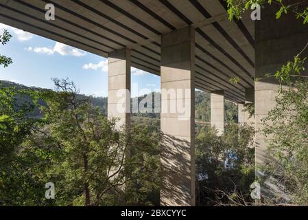 Sous le pont de Roseville à Sydney, en Australie, un pont routier à poutre en béton précontraint de 6 voies reliant Warringah à Kuringgai Banque D'Images