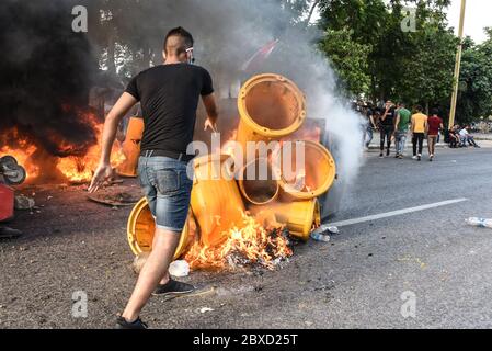 Beyrouth, Liban. 6 juin 2020. Un homme bloque la route Charles Helou lors de manifestations qui ont transformé des élections violentes, exigeant des élections anticipées, un système judiciaire indépendant et la révocation du gouvernement actuel. Crédit : Elizabeth FITT/Alay Live News Banque D'Images