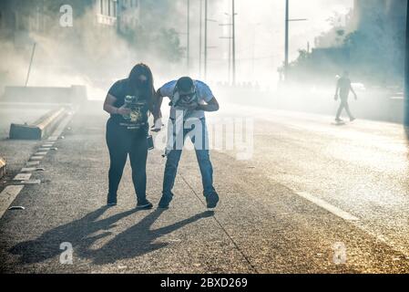 Beyrouth, Liban. 6 juin 2020. Un couple est surmonté de gaz taragés après que les manifestations pacifiques se soient transformées en violences et que les manifestants se soient affrontés, l'armée et la police. Crédit : Elizabeth FITT/Alay Live News Banque D'Images