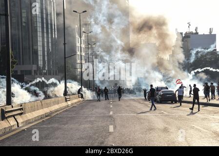 Beyrouth, Liban. 6 juin 2020. Les gens traversent des gaz taragés par la police qui pousse les manifestants sur l'autoroute Charles Helou après que les manifestations pacifiques se soient violentes et que les manifestants se soient affrontés, l'armée et la police. Crédit : Elizabeth FITT/Alay Live News Banque D'Images