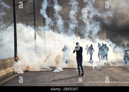 Beyrouth, Liban. 6 juin 2020. Les gens traversent des gaz taragés par la police qui pousse les manifestants sur l'autoroute Charles Helou après que les manifestations pacifiques se soient violentes et que les manifestants se soient affrontés, l'armée et la police. Crédit : Elizabeth FITT/Alay Live News Banque D'Images