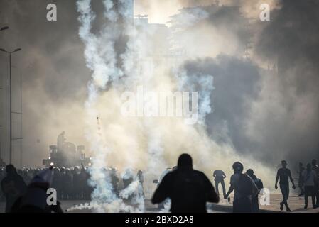 Beyrouth, Liban. 6 juin 2020. La police a fait tirer des gaz à effet de tabou sur les manifestants, les poussant sur l'autoroute Charles Helou après que les manifestations pacifiques aient pris un caractère violent et que les manifestants se soient affrontés, l'armée et la police. Crédit : Elizabeth FITT/Alay Live News Banque D'Images