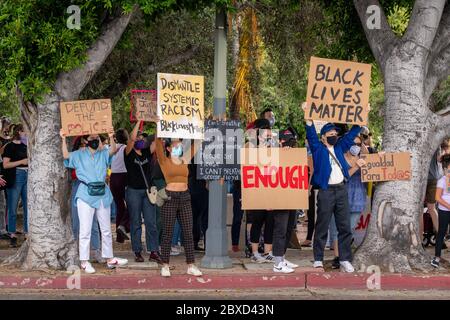 Los Angeles, États-Unis. 5 juin 2020. Des manifestants avec des panneaux de protestation, honorant la mort de George Floyd à Figueroa St et York Blvd, dans Highland Park. Crédit : Jim Newberry/Alay Live News Banque D'Images