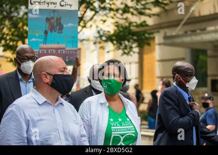 Washington, D.C., États-Unis. 6 juin 2020. Le maire de Washington, D.C., Muriel Bowser, descend la Black Lives Matter Plaza lors d'une manifestation près de la Maison Blanche. Credit Nicole Glass / Alamy Live News. Banque D'Images