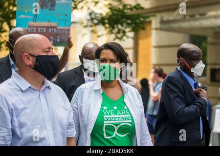 Washington, D.C., États-Unis. 6 juin 2020. Le maire de Washington, D.C., Muriel Bowser, descend la Black Lives Matter Plaza lors d'une manifestation près de la Maison Blanche. Credit Nicole Glass / Alamy Live News. Banque D'Images