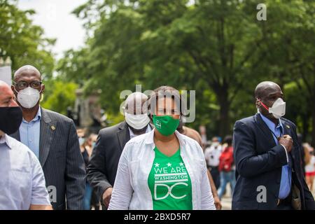 Washington, D.C., États-Unis. 6 juin 2020. Le maire de Washington, D.C., Muriel Bowser, descend la Black Lives Matter Plaza lors d'une manifestation près de la Maison Blanche. Credit Nicole Glass / Alamy Live News. Banque D'Images