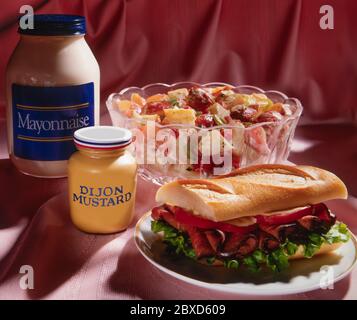 Sandwich au rôti de bœuf et salade de pommes de terre Banque D'Images