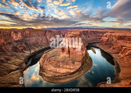 Horseshoe Bend est une partie très pittoresque du fleuve Colorado, située près de la ville de page, en Arizona. Banque D'Images