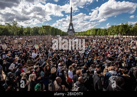 Paris, France. 6 juin 2020. Les gens participent à une manifestation à Paris, en France, le 6 juin 2020. Des dizaines de milliers de personnes se sont réunies samedi à Paris et dans plusieurs autres villes françaises pour rendre hommage à George Floyd, un Afro-américain décédé des suites de brutalités policières aux États-Unis et des victimes de violences policières en France. Crédit: Aurélien Morissard/Xinhua/Alay Live News Banque D'Images