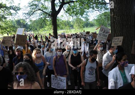 Manifestation de George Floyd à Central Park, Manhattan, New York, le 6 juin 2020, menée par « White Coats 4 Black Lives », composée de médecins et d'infirmières. Banque D'Images