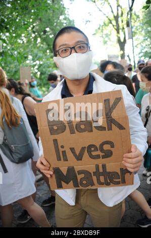 Manifestation de George Floyd à Central Park, Manhattan, New York, le 6 juin 2020, menée par « White Coats 4 Black Lives », composée de médecins et d'infirmières. Banque D'Images