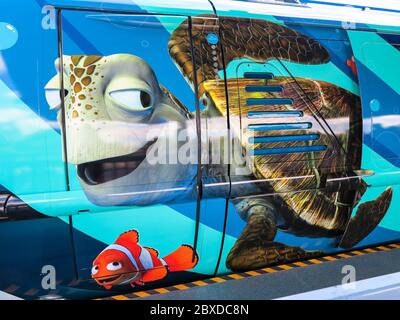 ANAHEIM, CALIFORNIE - 25 mai 2018 - Monorail de Disneyland avec découverte de Nemo Wrap avec Nemo et Crush Banque D'Images