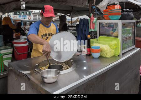 Kota Kinabalu, Sabah, Malaisie - VERS JUILLET 2017 : vendeur de nourriture vendant ces délicieux et colorés gâteaux locaux malaisiens faits maison ou 'KUEH' en FO Banque D'Images