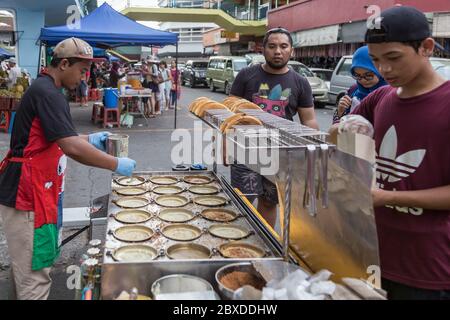 Kota Kinabalu, Sabah, Malaisie - VERS JUILLET 2017 : vendeur de nourriture vendant ces délicieux et colorés gâteaux locaux malaisiens faits maison ou 'KUEH' en FO Banque D'Images