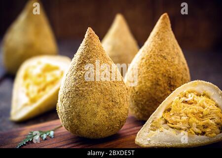 Journée nationale de Coxinha, encas de cuisine brésilienne traditionnelle farcis avec du poulet râpé. Banque D'Images