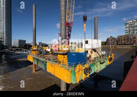 Chantier de construction de la piste de la Tamise sur le côté sud du pont Lambeth Vauxhall Nine Elms Banque D'Images