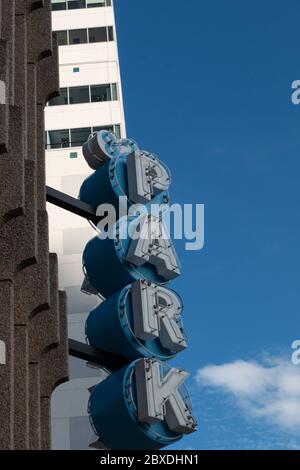 Regarder un panneau de stationnement Architecture urbaine Banque D'Images