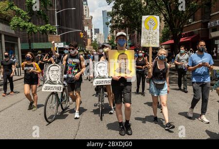 New York, États-Unis. 06e juin 2020. Les manifestants marchent pacifiquement pour soutenir le mouvement Black Lives Matter sur University place. Des milliers de personnes se sont manifestant pour soutenir la justice pour les Noirs américains. Les manifestations autour des États-Unis ont été déclenchées par la mort de George Floyd par la police. (Photo de Lev Radin/Pacific Press) crédit: Agence de presse du Pacifique/Alamy Live News Banque D'Images