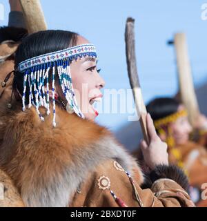 Danse féminine avec tambourine dans les vêtements de tradition autochtones du Kamchatka. Fête nationale de concert de Koryak Hololo - jour du Sceau Banque D'Images