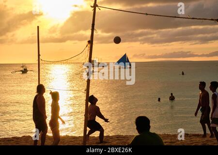 Boracay, Philippines - 23 janvier 2020: Coucher de soleil sur l'île de Boracay. Les habitants jouent au Beach-volley au coucher du soleil Banque D'Images