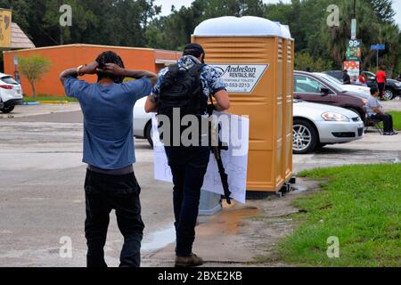 Cacao. Floride. ÉTATS-UNIS. 6 juin 2020. Juste avant qu'un rassemblement de protestation Black Lives Matter ne commence le département de police de Rockledge arrêté une personne dans la section Cocoa de la parade portant un fusil d'assaut automatique, un gros couteau et une armure de corps. Il a été amené au poste de police pour interrogatoire. Crédit photo : Julian Leek/Alay Live News Banque D'Images