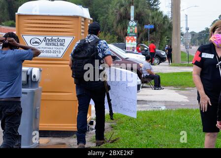 Cacao. Floride. ÉTATS-UNIS. 6 juin 2020. Juste avant qu'un rassemblement de protestation Black Lives Matter ne commence le département de police de Rockledge arrêté une personne dans la section Cocoa de la parade portant un fusil d'assaut automatique, un gros couteau et une armure de corps. Il a été amené au poste de police pour interrogatoire. Crédit photo : Julian Leek/Alay Live News Banque D'Images