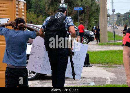 Cacao. Floride. ÉTATS-UNIS. 6 juin 2020. Juste avant qu'un rassemblement de protestation Black Lives Matter ne commence le département de police de Rockledge arrêté une personne dans la section Cocoa de la parade portant un fusil d'assaut automatique, un gros couteau et une armure de corps. Il a été amené au poste de police pour interrogatoire. Crédit photo : Julian Leek/Alay Live News Banque D'Images