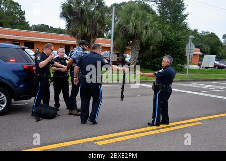 Cacao. Floride. ÉTATS-UNIS. 6 juin 2020. Juste avant qu'un rassemblement de protestation Black Lives Matter ne commence le département de police de Rockledge arrêté une personne dans la section Cocoa de la parade portant un fusil d'assaut automatique, un gros couteau et une armure de corps. Il a été amené au poste de police pour interrogatoire. Crédit photo : Julian Leek/Alay Live News Banque D'Images