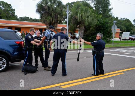 Cacao. Floride. ÉTATS-UNIS. 6 juin 2020. Juste avant qu'un rassemblement de protestation Black Lives Matter ne commence le département de police de Rockledge arrêté une personne dans la section Cocoa de la parade portant un fusil d'assaut automatique, un gros couteau et une armure de corps. Il a été amené au poste de police pour interrogatoire. Crédit photo : Julian Leek/Alay Live News Banque D'Images