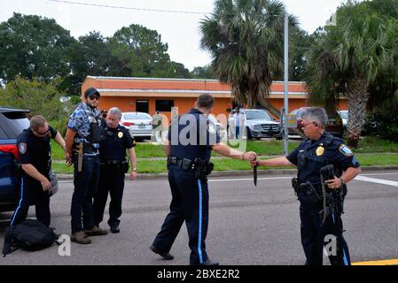 Cacao. Floride. ÉTATS-UNIS. 6 juin 2020. Juste avant qu'un rassemblement de protestation Black Lives Matter ne commence le département de police de Rockledge arrêté une personne dans la section Cocoa de la parade portant un fusil d'assaut automatique, un gros couteau et une armure de corps. Il a été amené au poste de police pour interrogatoire. Crédit photo : Julian Leek/Alay Live News Banque D'Images