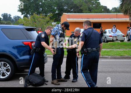 Cacao. Floride. ÉTATS-UNIS. 6 juin 2020. Juste avant qu'un rassemblement de protestation Black Lives Matter ne commence le département de police de Rockledge arrêté une personne dans la section Cocoa de la parade portant un fusil d'assaut automatique, un gros couteau et une armure de corps. Il a été amené au poste de police pour interrogatoire. Crédit photo : Julian Leek/Alay Live News Banque D'Images
