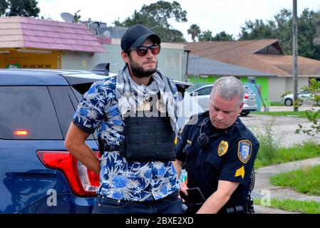 Cacao. Floride. ÉTATS-UNIS. 6 juin 2020. Juste avant qu'un rassemblement de protestation Black Lives Matter ne commence le département de police de Rockledge arrêté une personne dans la section Cocoa de la parade portant un fusil d'assaut automatique, un gros couteau et une armure de corps. Il a été amené au poste de police pour interrogatoire. Crédit photo : Julian Leek/Alay Live News Banque D'Images